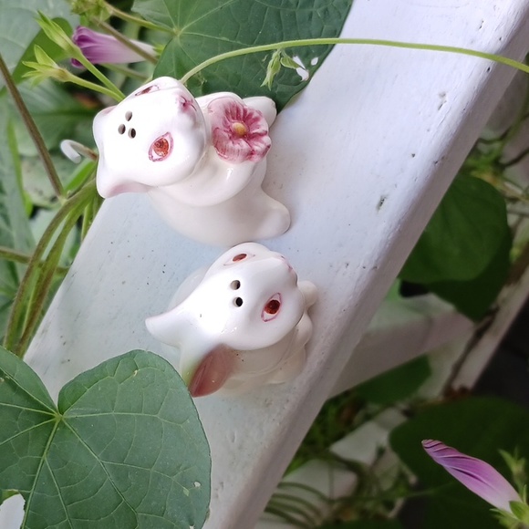 VINTAGE BUNNIES Salt & Pepper Shaker Set - Picture 3 of 7